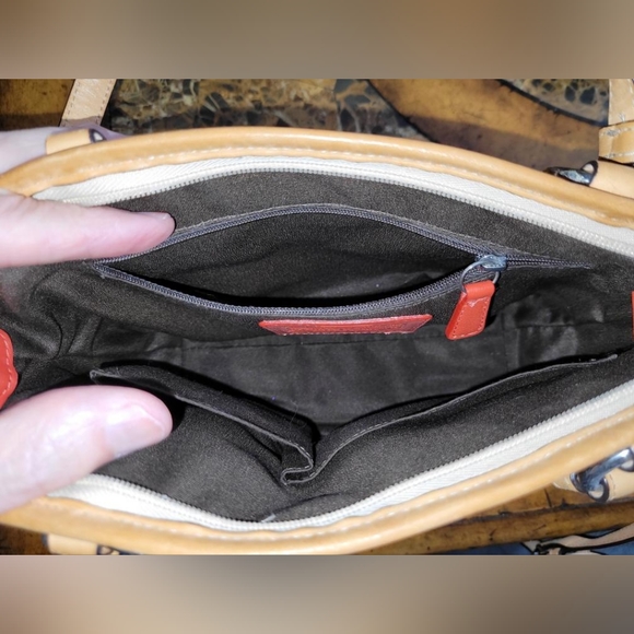 Coach patent leather crossbody/shoulder bag - Picture 2 of 16